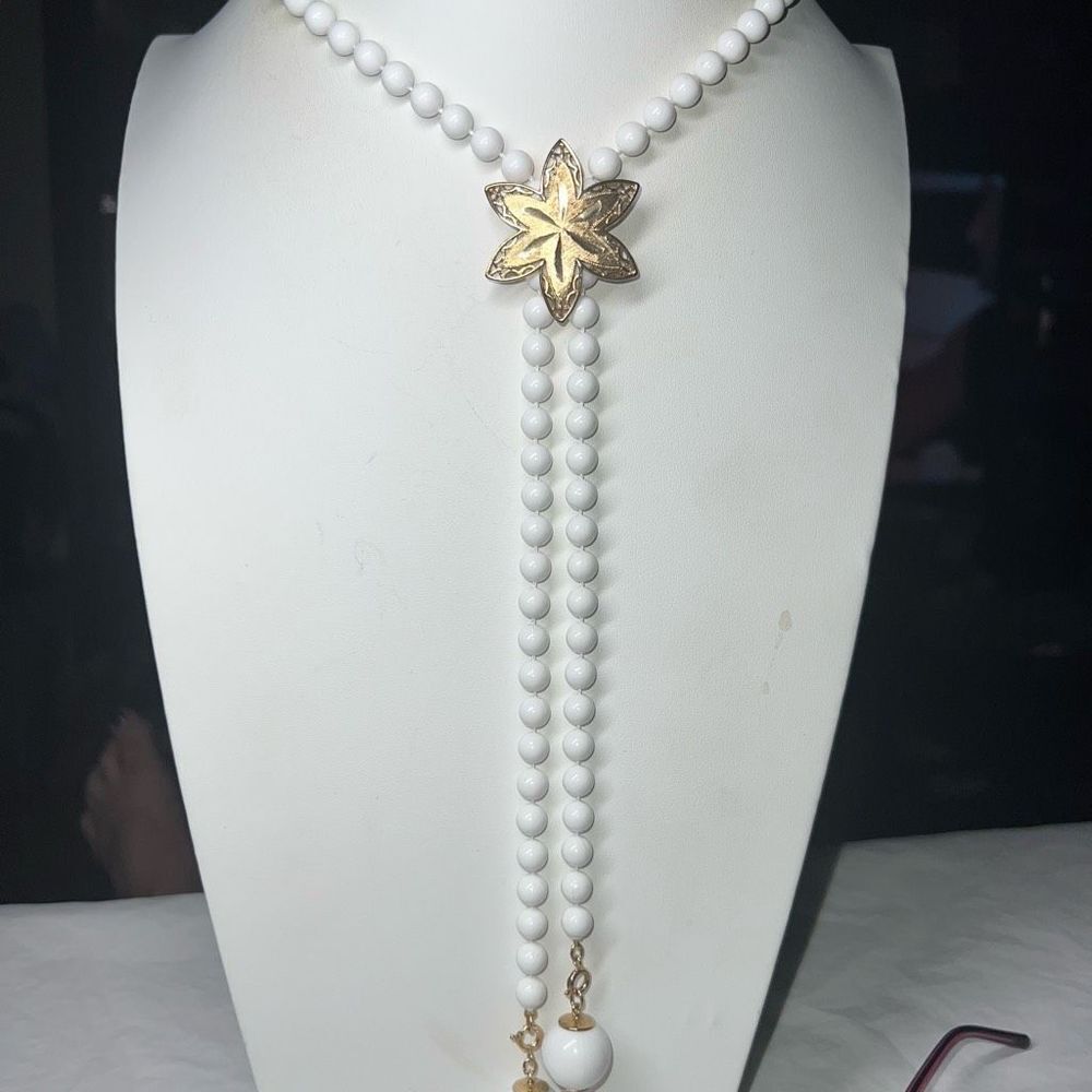 Sarah Coventry 1975 White Charmer White Bead Floral Lariat Necklace